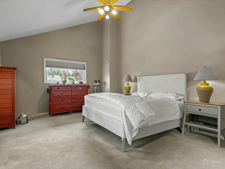 Building Photo - 9 Manor House Ln