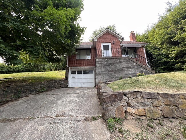 Building Photo - 1135 Sunset Dr