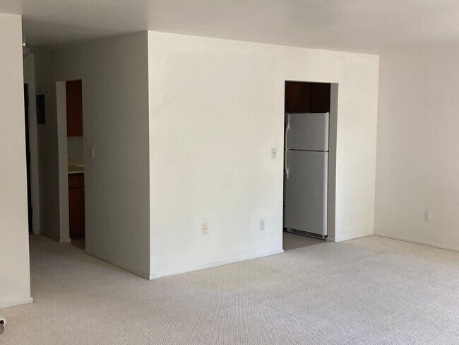 Building Photo - 1 Bed / 1 Bath Condo in a Strictly 62+ Community in the Hip Strip!
