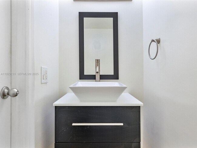 Building Photo - 515 NE 38th St