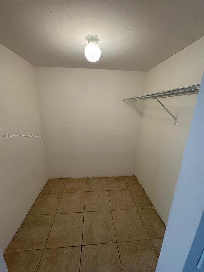 Building Photo - 2025 NE 164th St