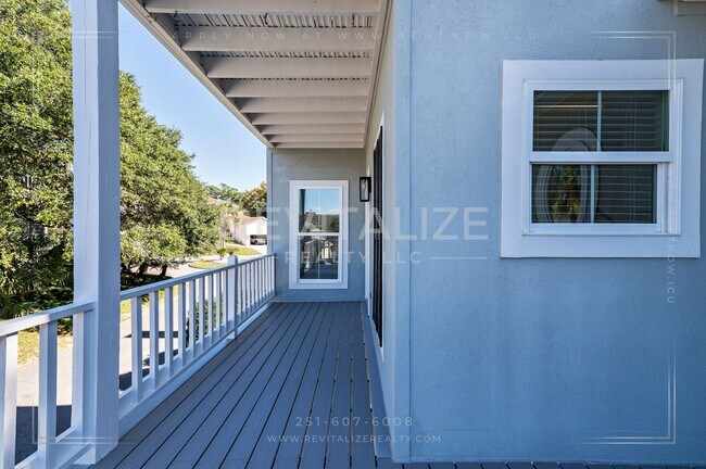 Building Photo - Charming 3-Level Home with Water Access in Daphne, AL