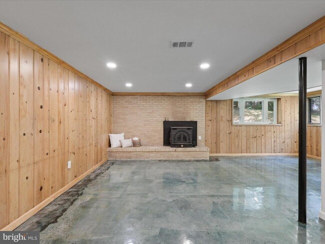 Building Photo - 5600 Bristol Ct