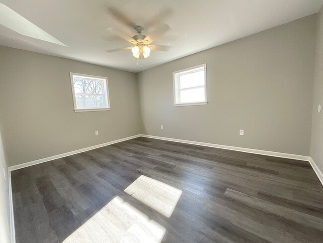 Building Photo - 713 Melody Ln