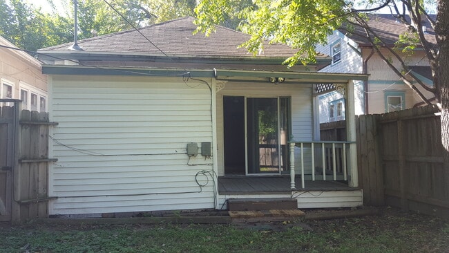 Building Photo - COZY & QUAINT 2 BD, 1 BA HOUSE WITH WALK O...