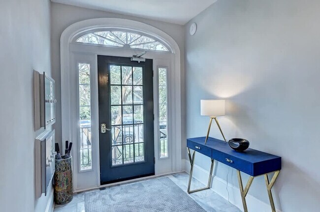 Building Photo - 518 Lamar Ave