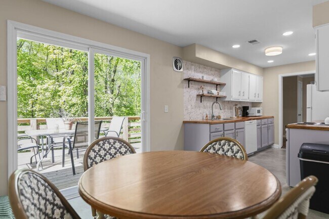 Building Photo - 3 Bedroom Furnished in Oldham County