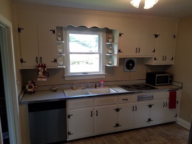 Building Photo - Brick ranch in Colonial Heights for rent.