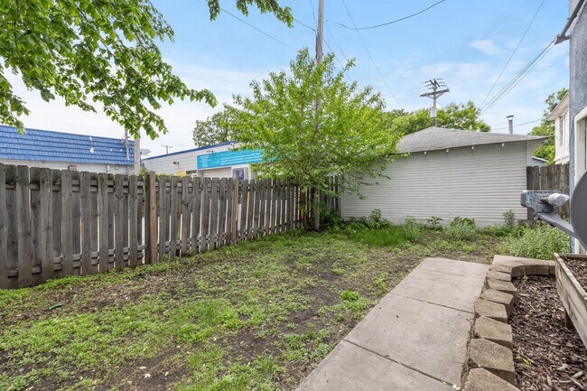 Building Photo - 3BR/1 Bath Lower Level Duplex in Northeast...