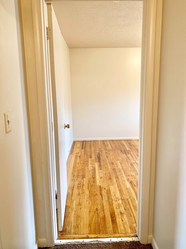 Building Photo - Three Bedroom Gem in Salt Lake City; Clean...