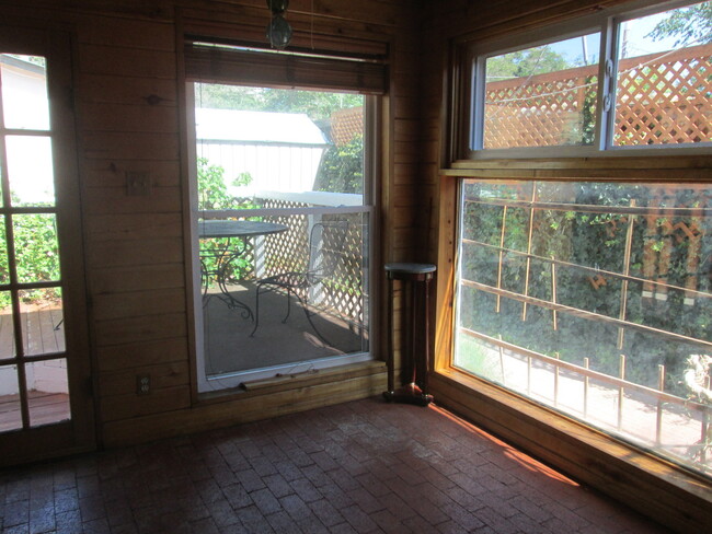 Building Photo - NOB HILL 2 bedroom 1 Bath 1271/SF UTILITIE...