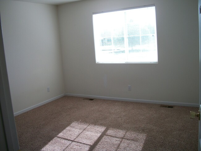 Building Photo - 4 Bedroom, 3 Bathroom Spacious Duplex