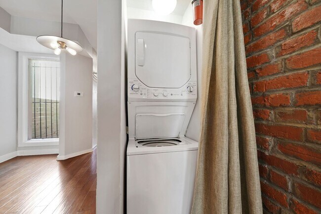 Building Photo - 1 Month Free Rent for a Lease Start by 11/...