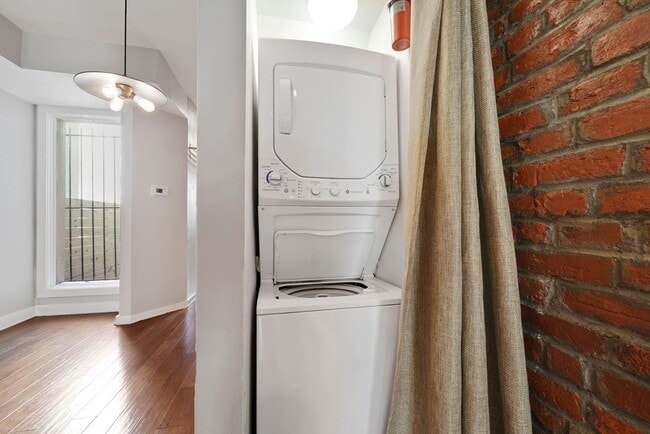 Building Photo - 2 Bedroom 1 Bathroom Townhouse // H-Street...