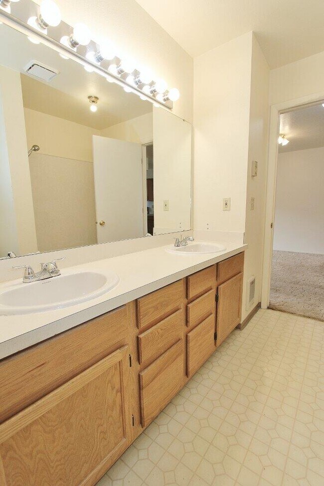 Building Photo - 639 N Moffatt Ave