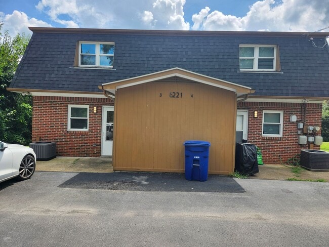 Building Photo - 6221 Bonny Oaks Dr