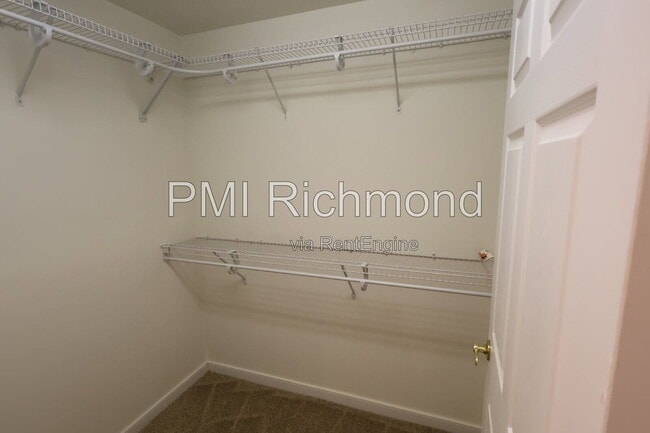 Building Photo - 5805 Park Creste Dr