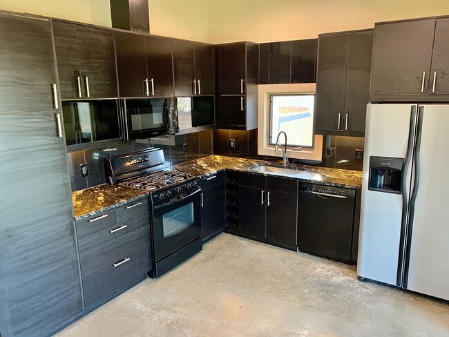 Building Photo - Modern 3 bedroom home in East Austin