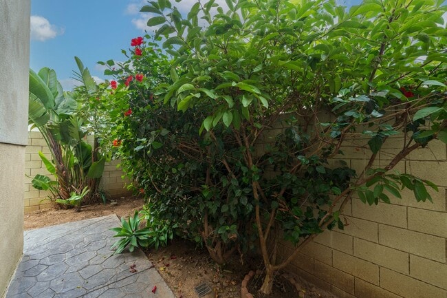 Building Photo - Spacious and Quiet Hawthorne Home!