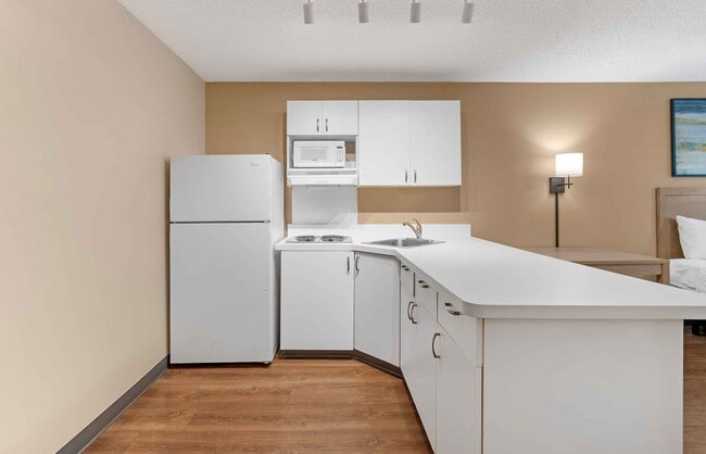 Building Photo - Furnished Studio-St. Petersburg - Clearwater - Executive Dr.
