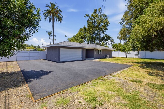 Building Photo - Stylishly Updated Pasadena Home with Spacious Yards Perfect for Entertaining