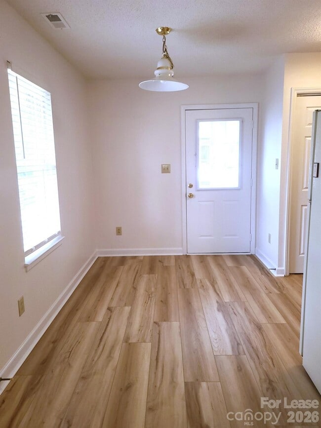 Building Photo - 2016 Oakdale Rd