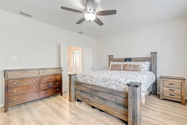 Building Photo - 618 Silver Creek Cir