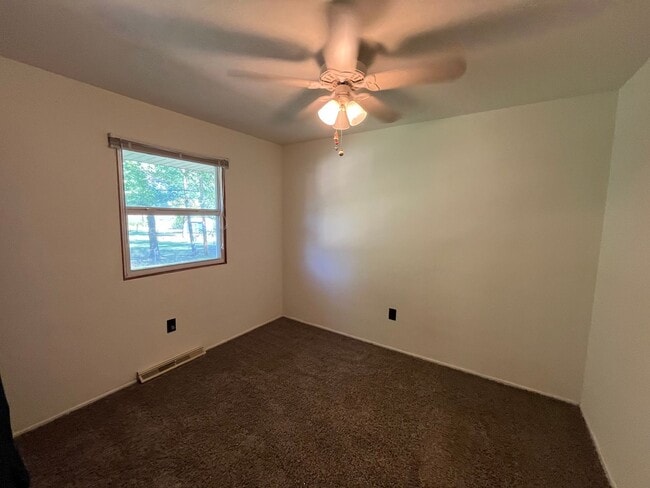 Building Photo - Three bedroom in Godfrey