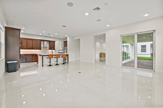 Building Photo - 15030 Wildwood Cir