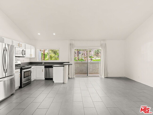 Building Photo - 1472 S Camino Real