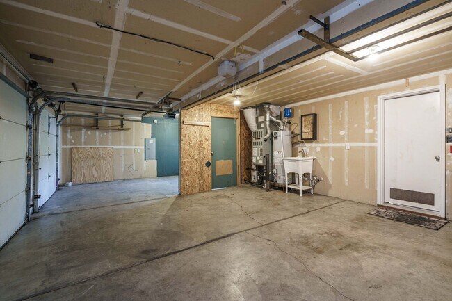 Building Photo - 3 Bedroom 2.5 Bath with workshop and fence...