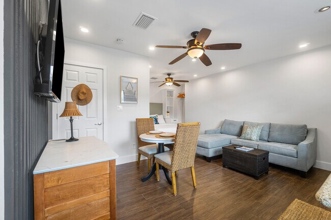 Building Photo - 43 W Plumosa Ln