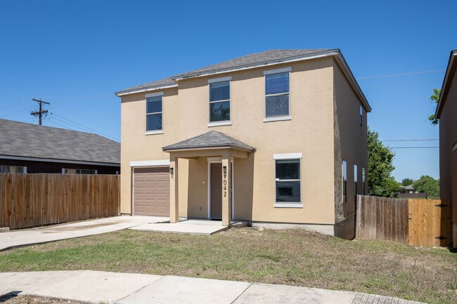 Building Photo - 3 bedroom / 2.5 bath home minutes from Lac...