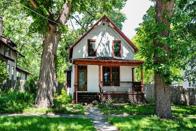 Building Photo - APPLICATION PENDING -- Gorgeous and spacio...