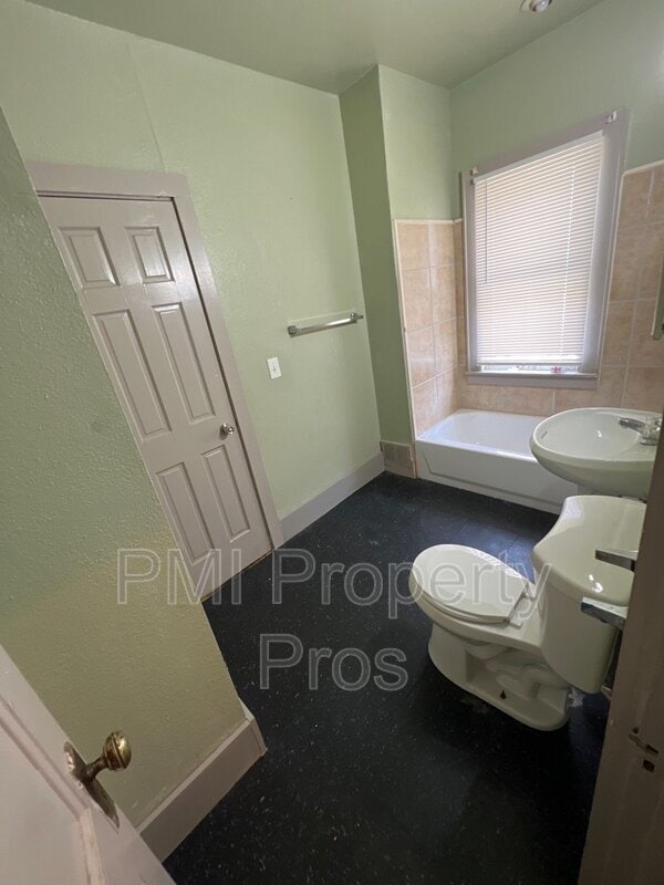 Building Photo - 2481 W Locust St