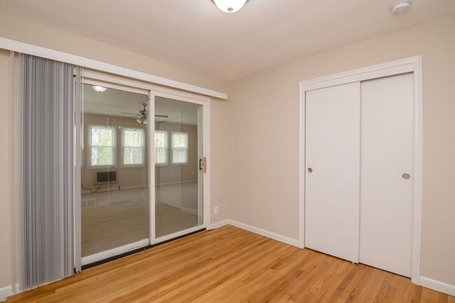 Building Photo - 1427 Woodland Dr