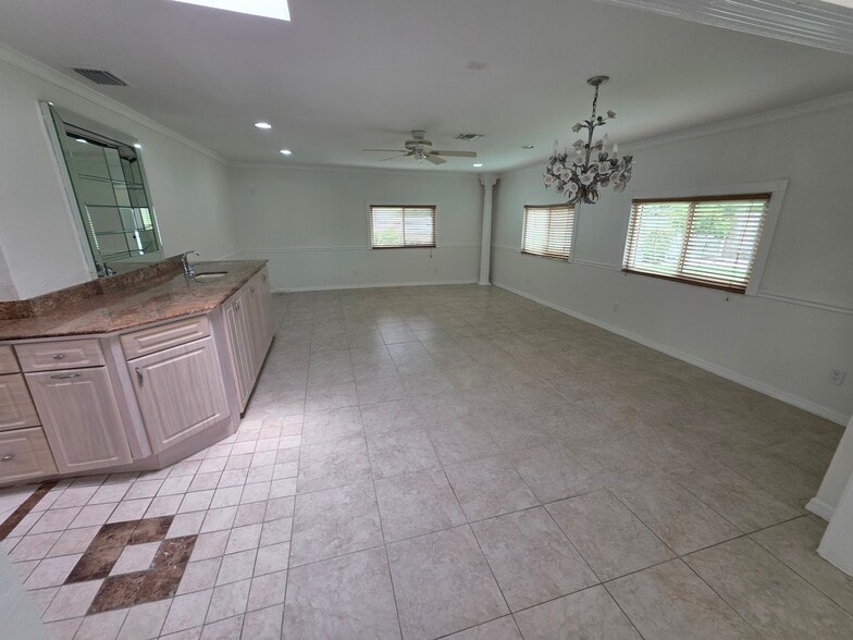 Building Photo - 1527 Tangerine St