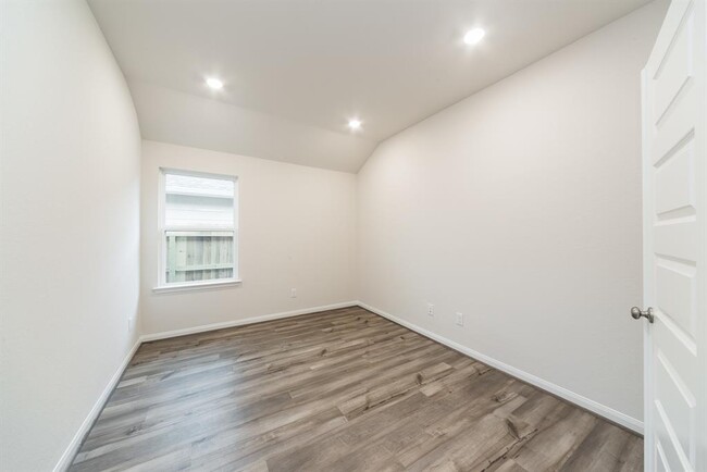Building Photo - 7035 Toluca Dr