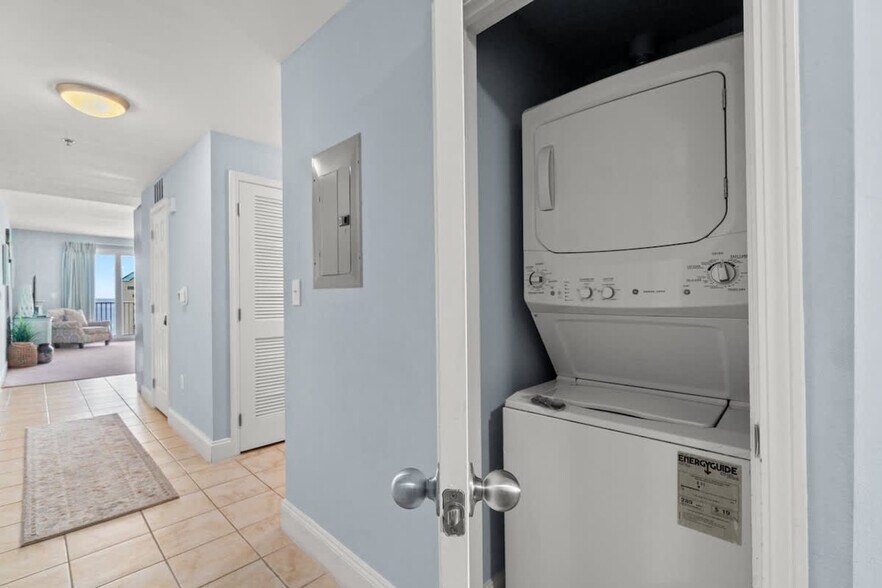 Building Photo - 9860 S Thomas Dr