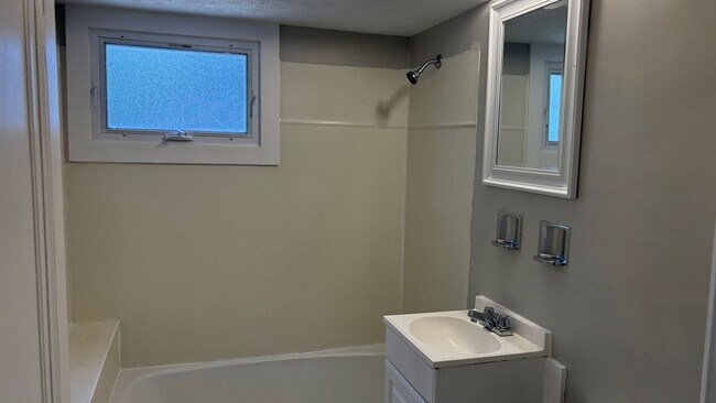 Building Photo - 2507 Brookview Blvd