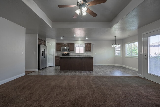 Building Photo - 3 bed 2 bath home with fully-fenced yard