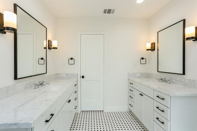 Building Photo - 3125 Wroxton Rd