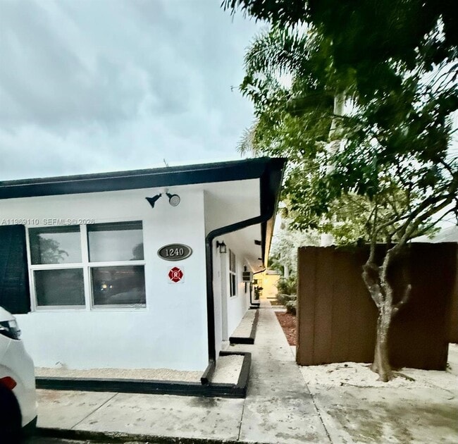 Building Photo - 1240 NE 12th Ave