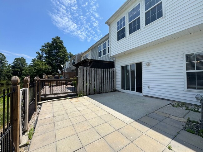 Building Photo - 3 Bedroom Townhome