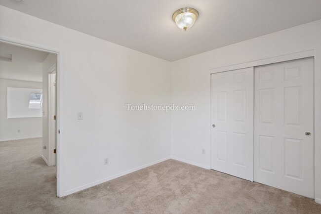 Building Photo - Newly Updated 2 Bed/2 Bath Home in Private...
