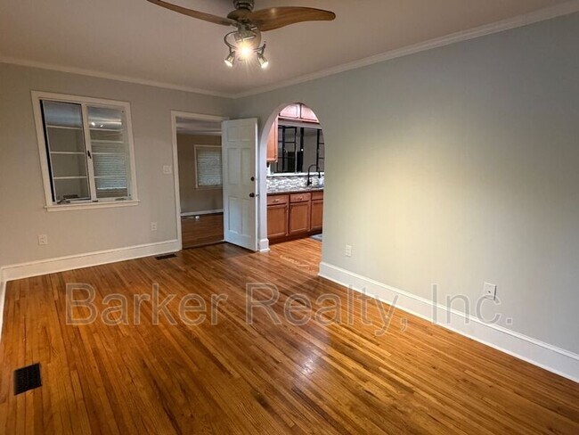 Building Photo - 401 Barclay Rd