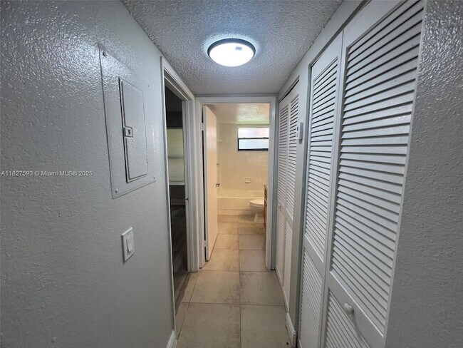 Building Photo - 1543 Lake Crystal Dr