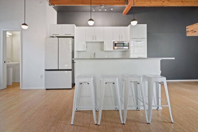 Building Photo - 504 NE Brazee St