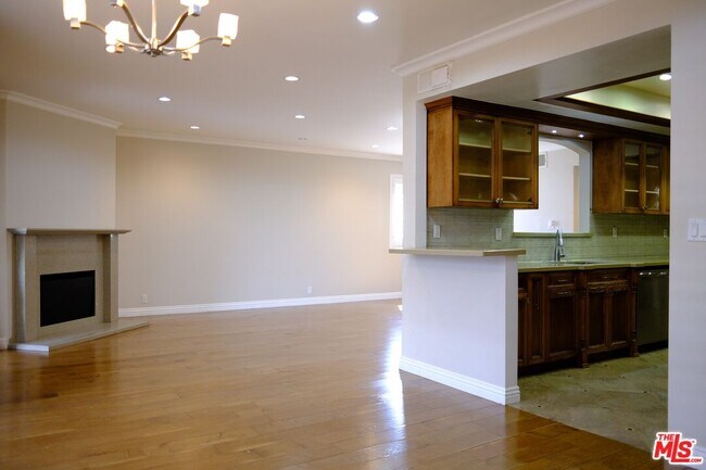 Building Photo - 4444 Wilshire Blvd