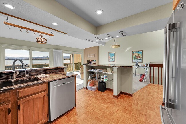 Building Photo - Backs to private lake with mountain views